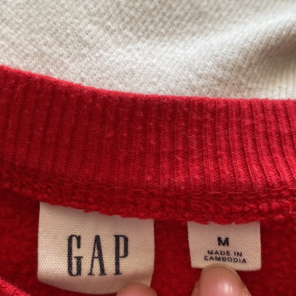 Gap women’s red cropped oversized sweatshirt with sparkly “Gap” lettering - Picture 4 of 6